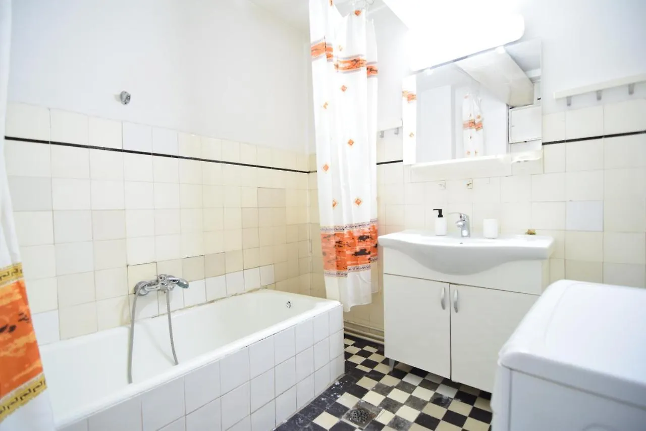 Apartment In The Midle Of The City Bucharest