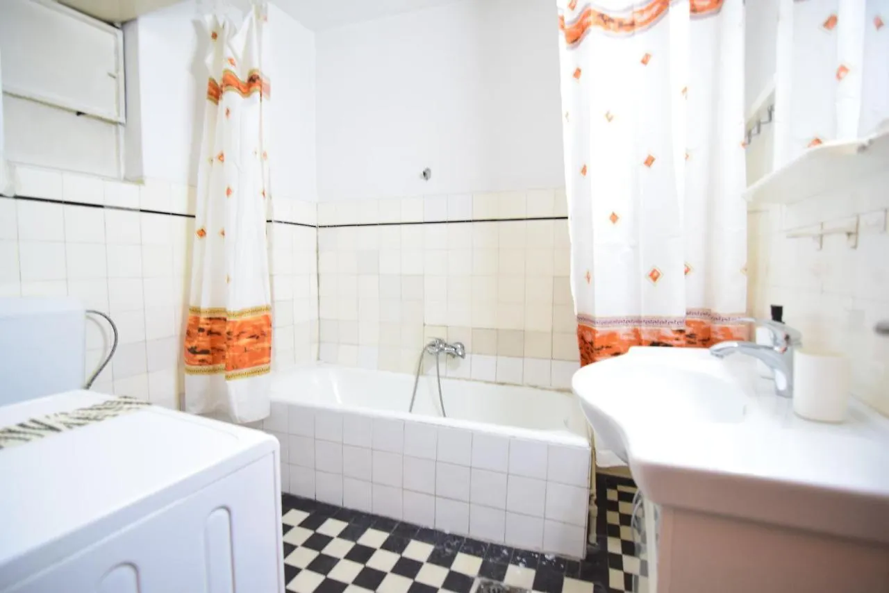 Apartment In The Midle Of The City Bucharest